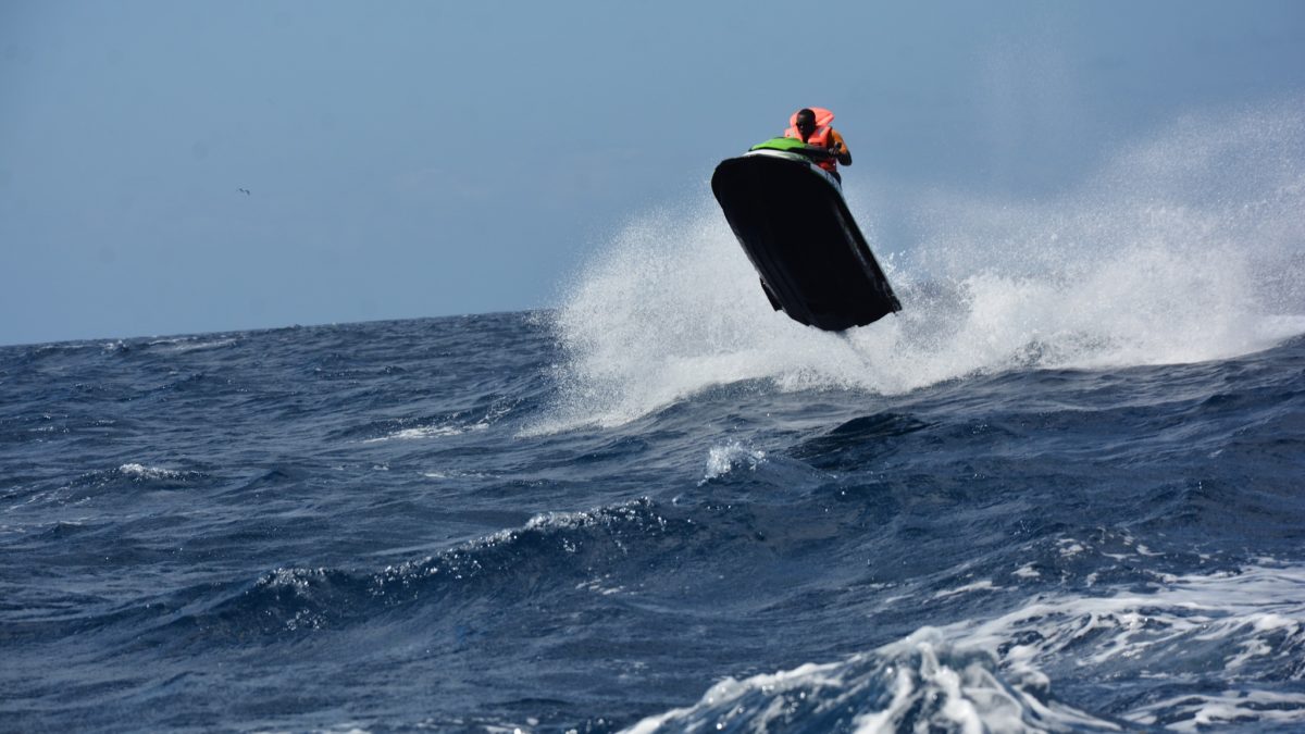 Skoki na falach na Jet Ski na Teneryfie.