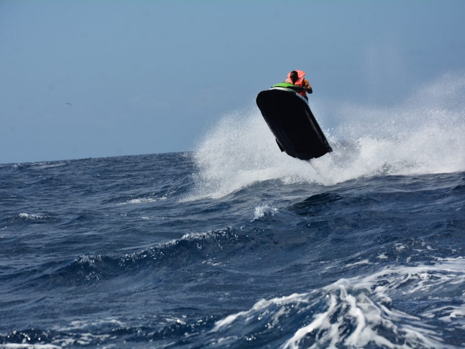 Skoki na falach na Jet Ski na Teneryfie.